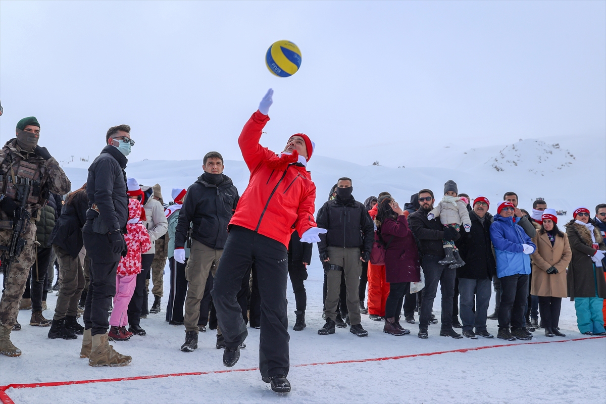 Hakkari'deki 4. Kar Festivali eğlenceli etkinliklerle devam ediyor