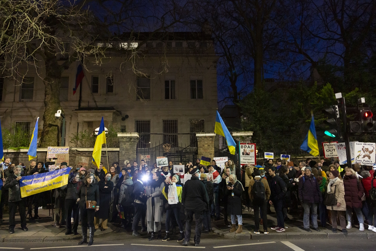 İngiltere'de savaş karşıtları Rusya'yı protesto etti