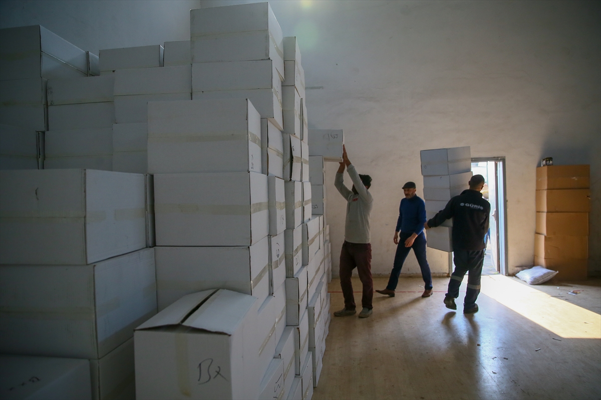 İzmir'de yakalanan kaçak sigaralar, eski okul binasında saklanmış