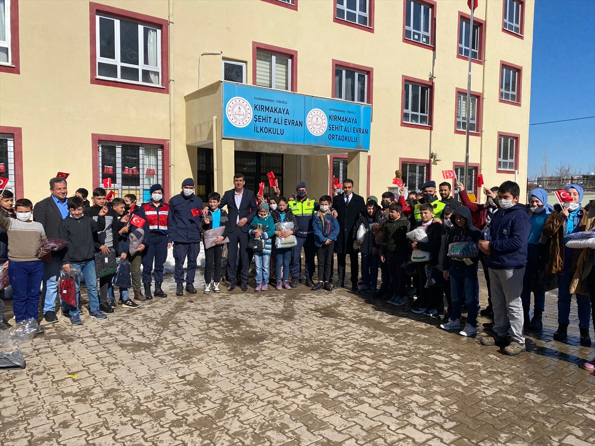 Kahramanmaraş'ta ihtiyaç sahibi öğrencilere kıyafet yardımı yapıldı