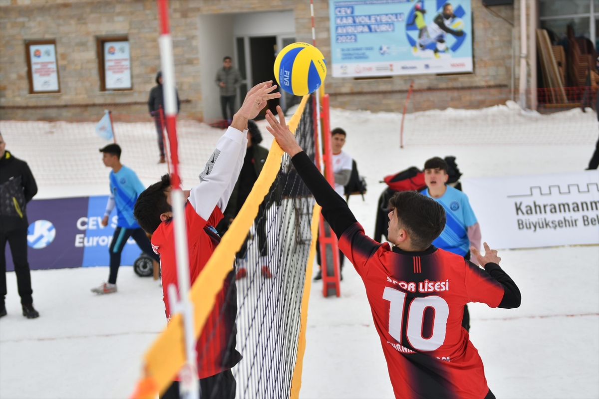 Kahramanmaraş'ta kar voleybolu heyecanı