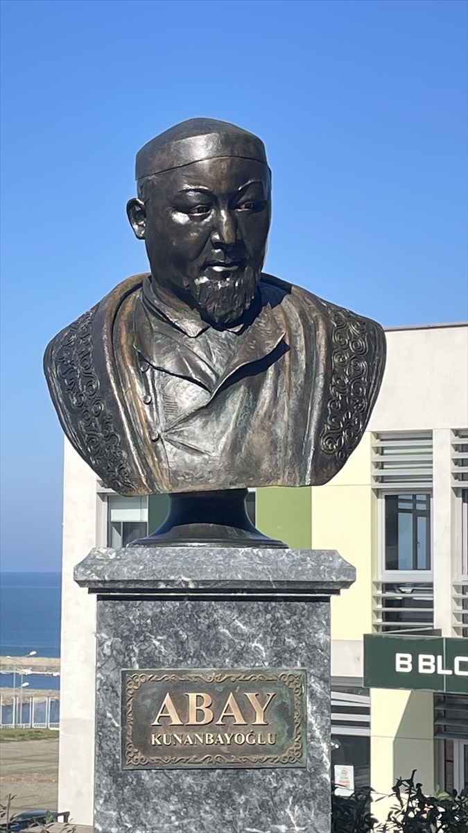 Kazak şair ve düşünür Abay Kunanbayoğlu'nun Türkiye'deki 6. büstü Trabzon'da açıldı