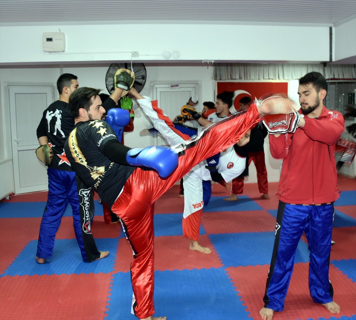 Kick boks antrenörü Adem Ayten, “sporcu fabrikası” gibi çalışıyor:
