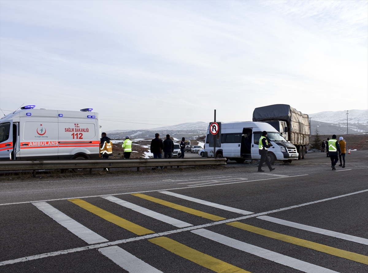 Kırıkkale'de kamyon ile öğrenci servisinin çarpıştığı kazada 7 öğrenci yaralandı