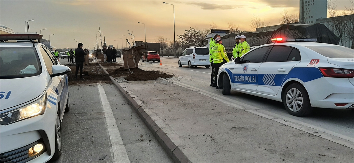 Konya'da devrilen işçi servisindeki 15 kişi yaralandı