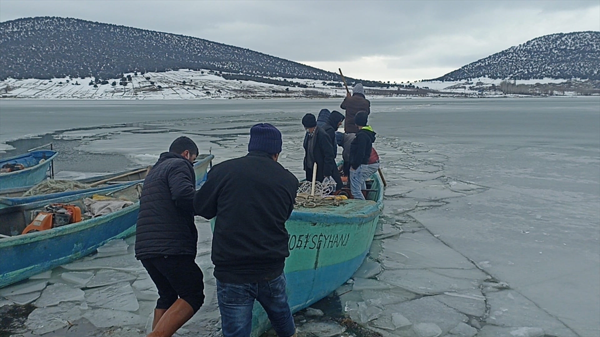 Mada Adası sakinleri buz tutan gölü geçerek ihtiyaçlarını karşılıyor