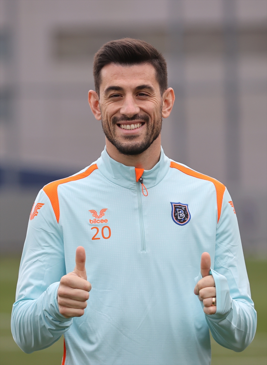 Medipol Başakşehir'de Trezeguet ve Pizzi ilk antrenmanına çıktı