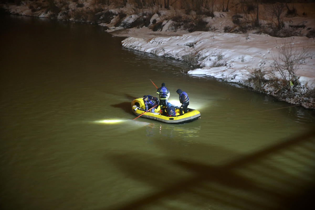 Muş'ta Karasu Nehri'ne düşen lise öğrencisi için arama çalışması başlatıldı