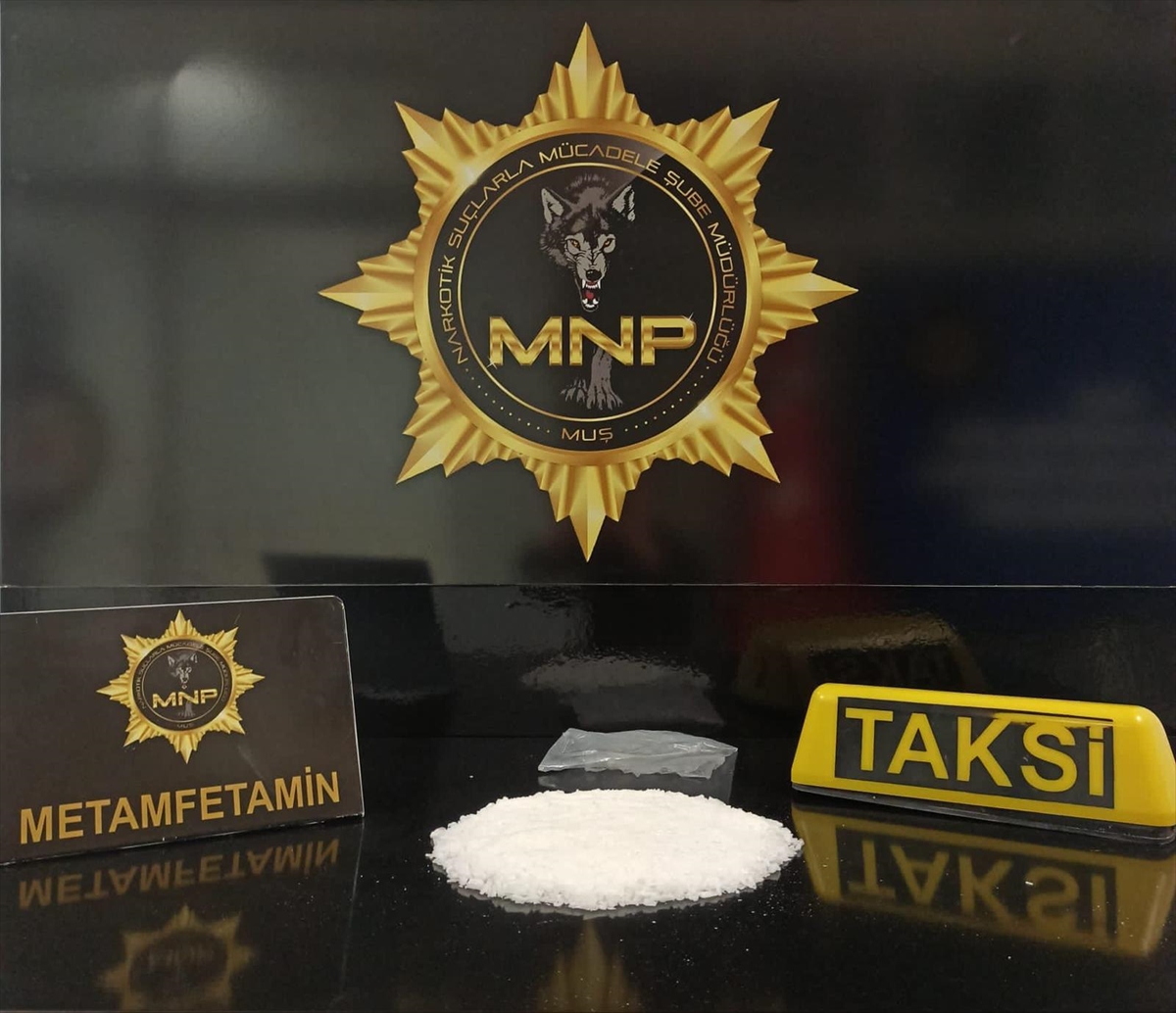 Muş'ta ticari taksinin tepe lambasına gizlenmiş uyuşturucu bulundu