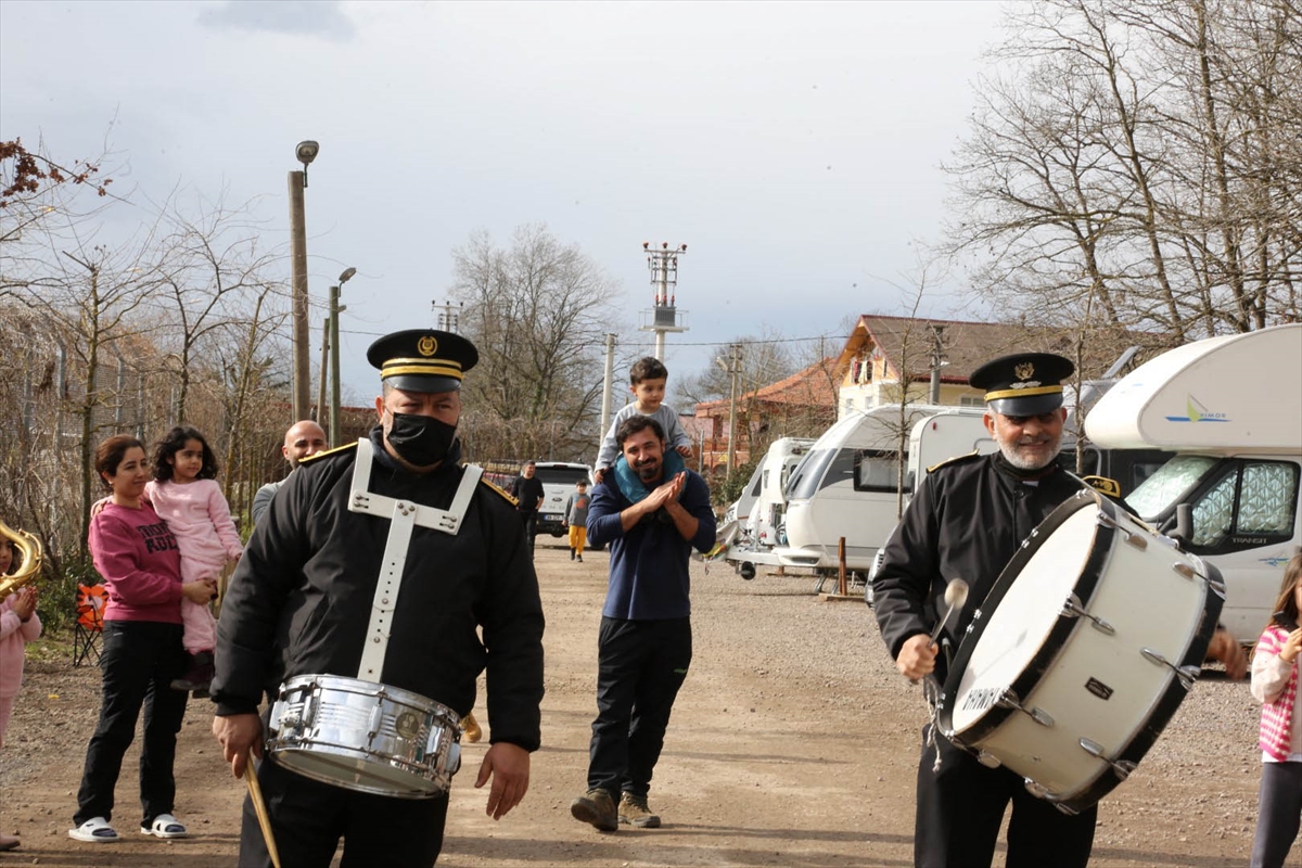 Ormanya'da kamp yapan doğaseverler sürpriz konserle eğlendi