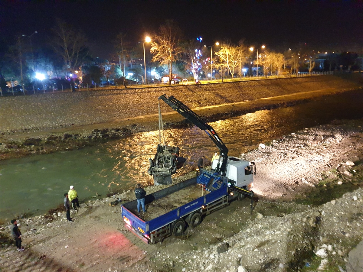Osmaniye'de çaya devrilen otomobildeki 2 kişi yaralandı