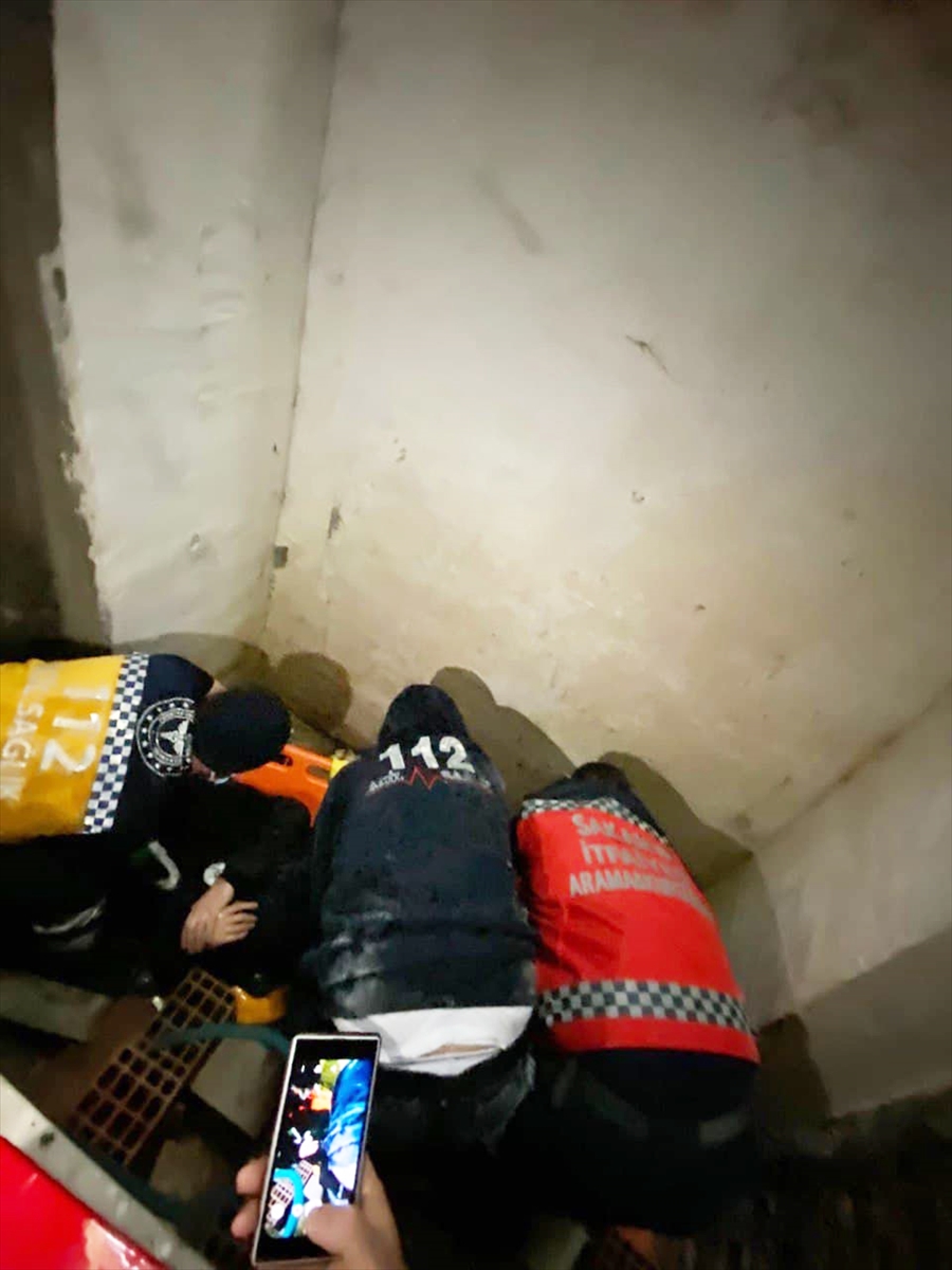 Sakarya'da binanın havalandırma boşluğuna düşerek yaralanan kişiyi itfaiye kurtardı