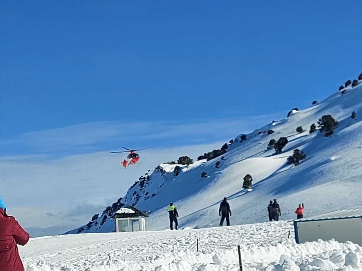 Saklıkent Kayak Merkezi'nde sundurmanın çökmesi sonucu 8 kişi yaralandı