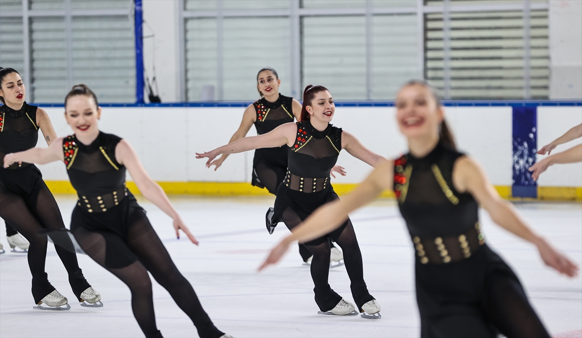 Senkronize Buz Pateni Türkiye Şampiyonası'nın ilk günü tamamlandı