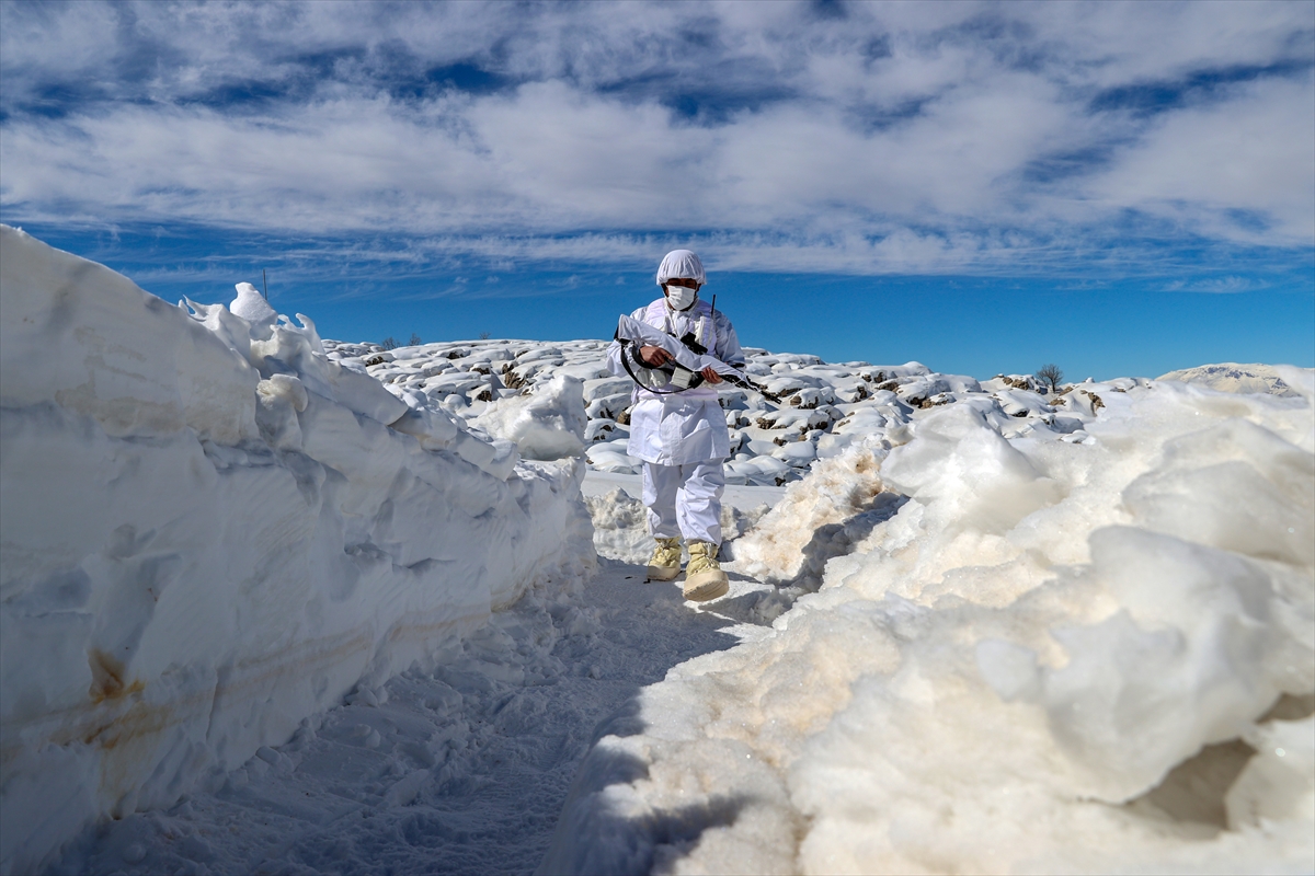Sınırın karlı dağlarında teröristlere nefes aldırmıyorlar