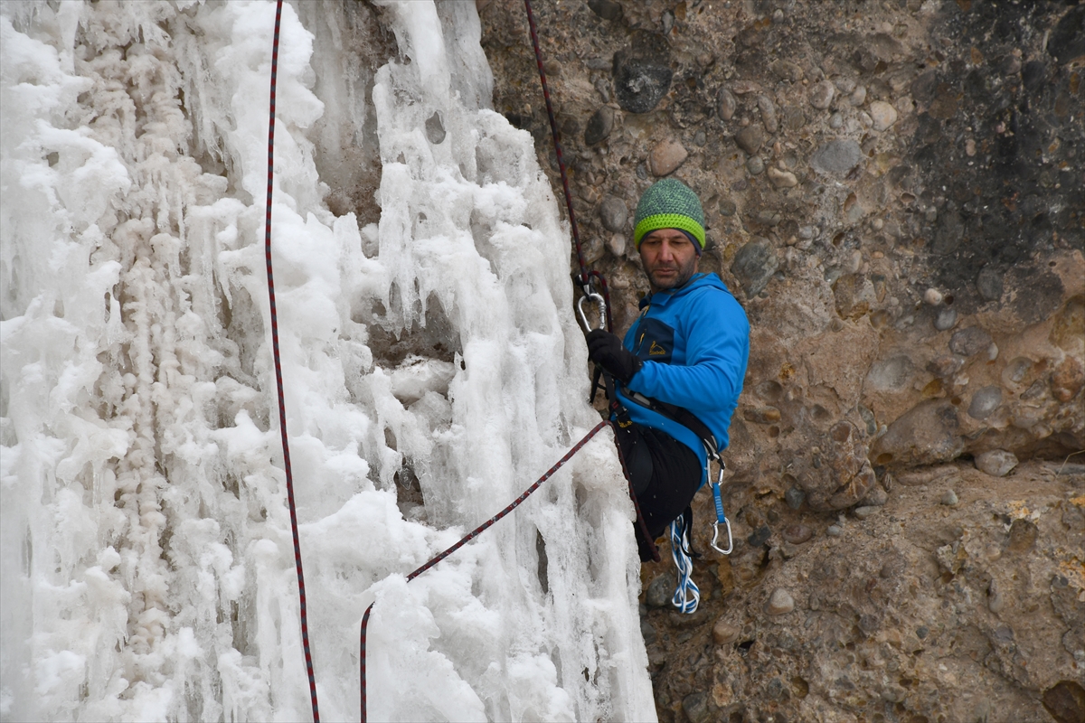 Sivas'ta dağcılar buz tutan şelaleye tırmandı