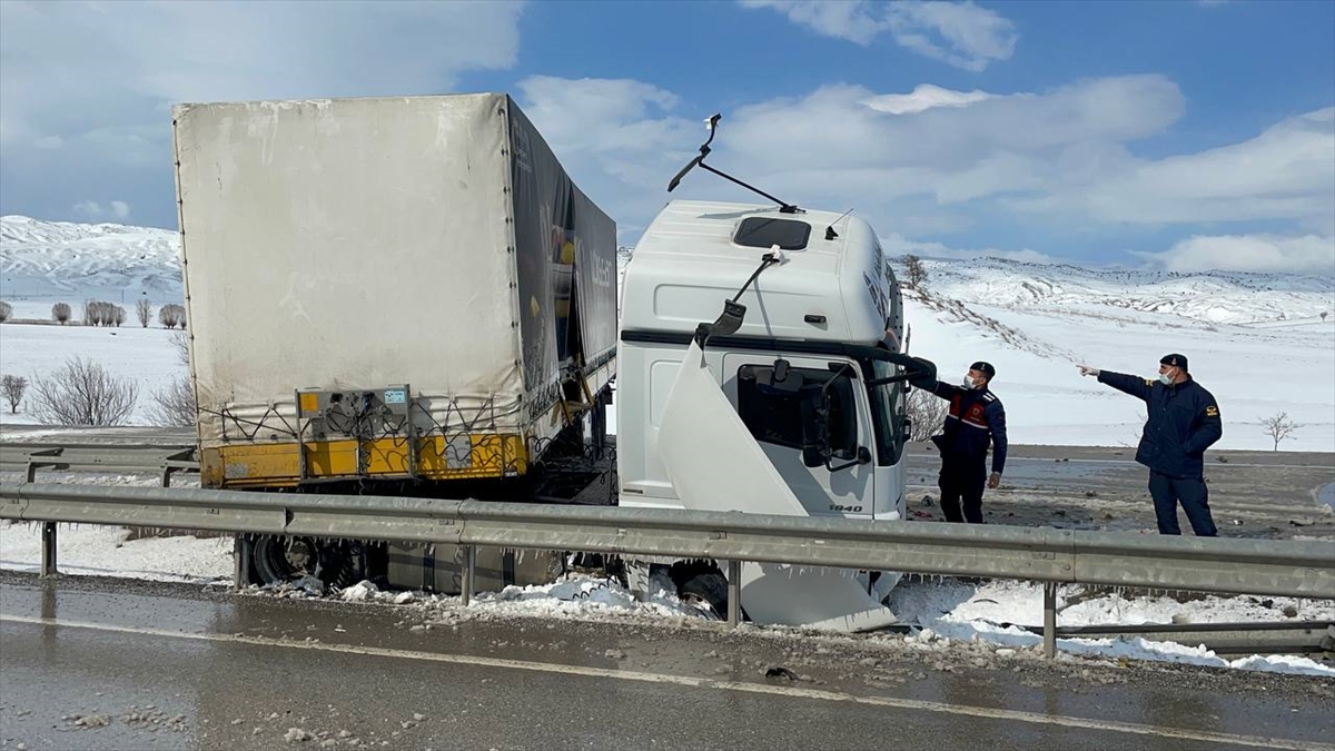 Sivas'ta refüje sürüklenen tır yolu ulaşıma kapattı