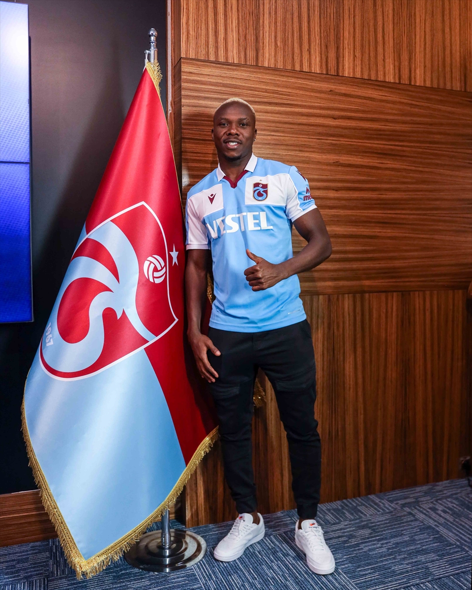 Trabzonspor'da Kouassi ve Emrehan Gedikli için imza töreni düzenlendi