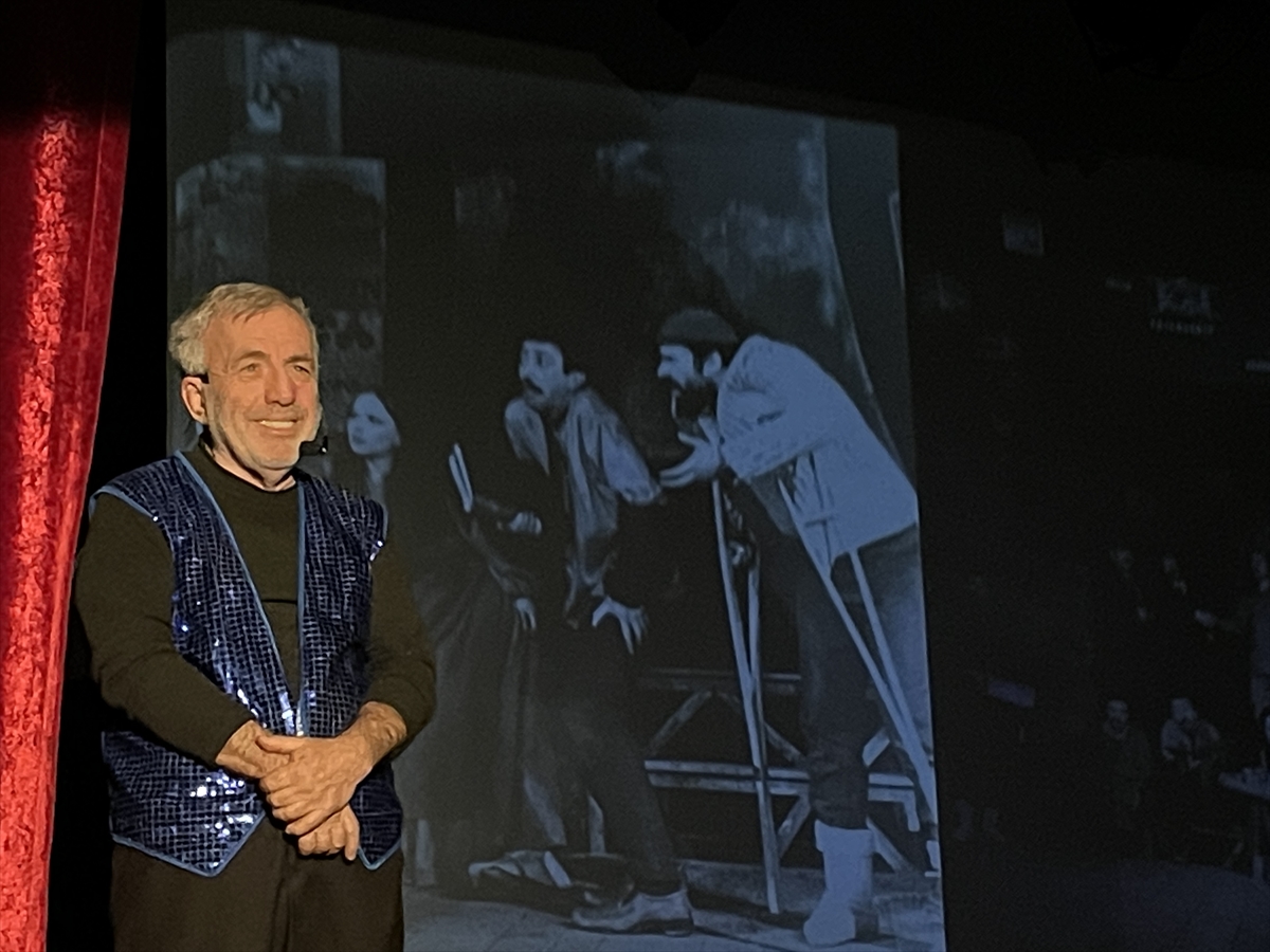 Usta oyuncu Ulvi Alacakaptan, sahnede geçen 53 yılını anlattı