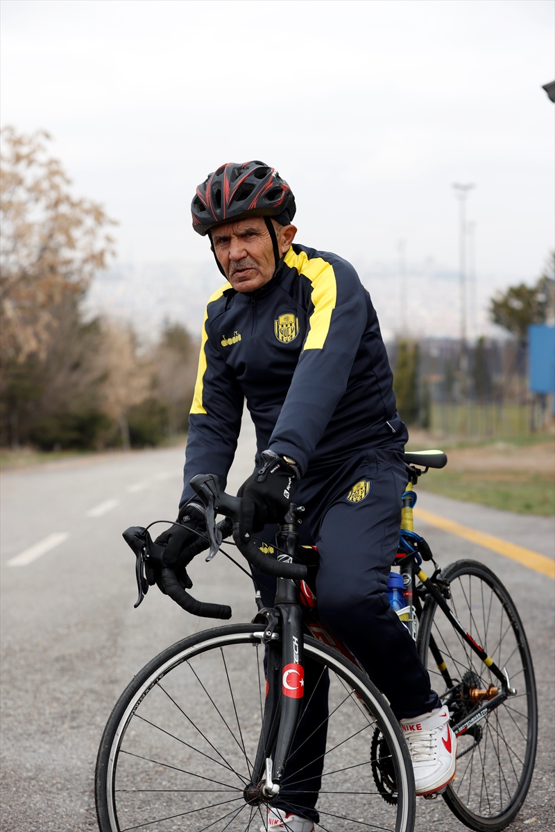 76 yaşındaki Fahri Yılmaz, pedallarını Çanakkale şehitleri için çeviriyor