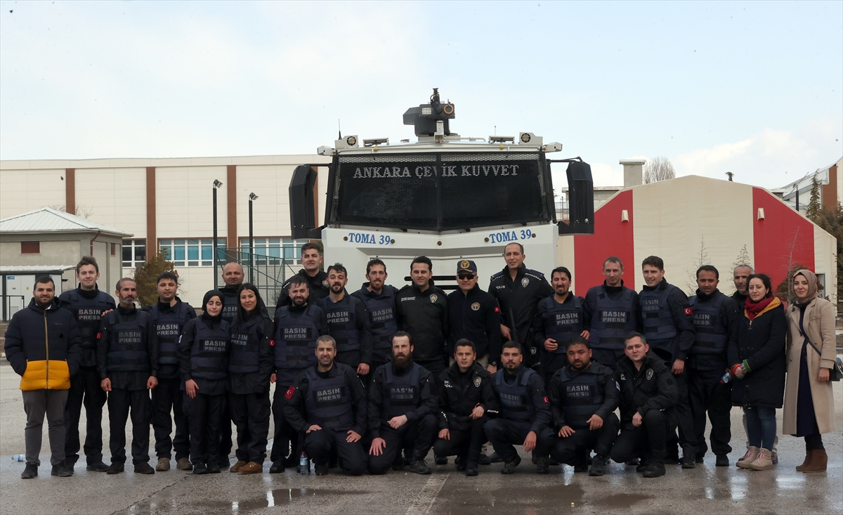 AA'nın savaş muhabirliği eğitiminde toplumsal olaylara müdahale tatbikatı