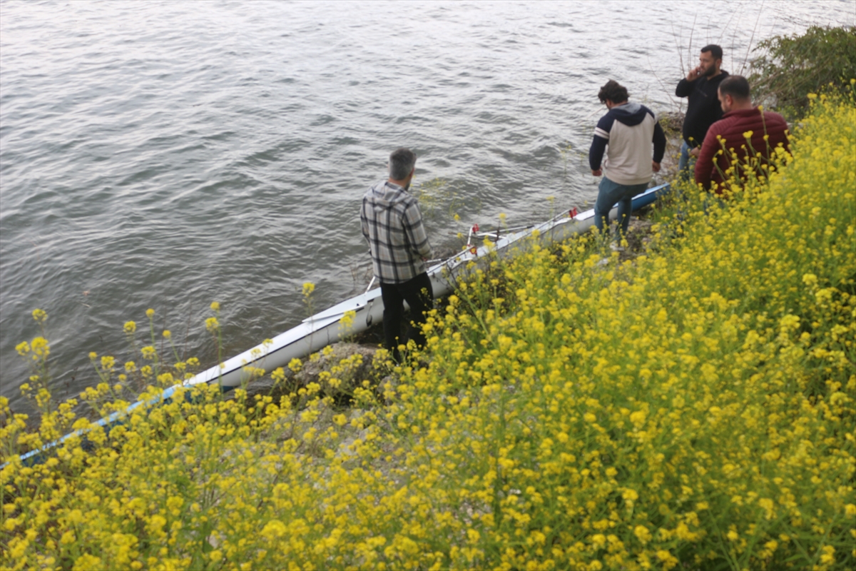 Adana'da baraj gölünde kanoları alabora olan 2 kişiyi polis kurtardı