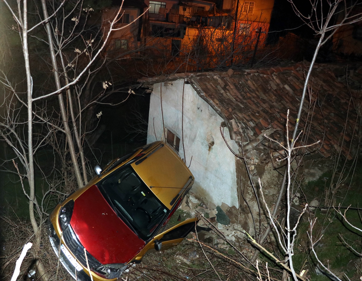 Amasya'da otomobil evin çatısına düştü