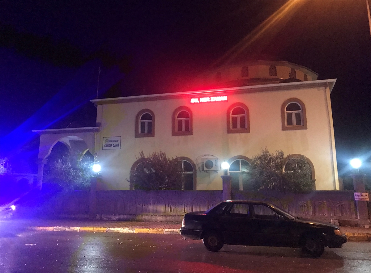 Antalya'da hortum cami minaresini yıktı, ev ve seralara zarar verdi