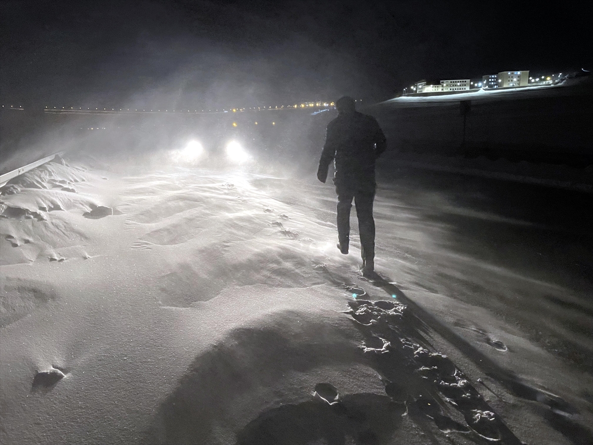 Ardahan'da akşam saatlerinde etkili olan tipi ulaşımı aksattı