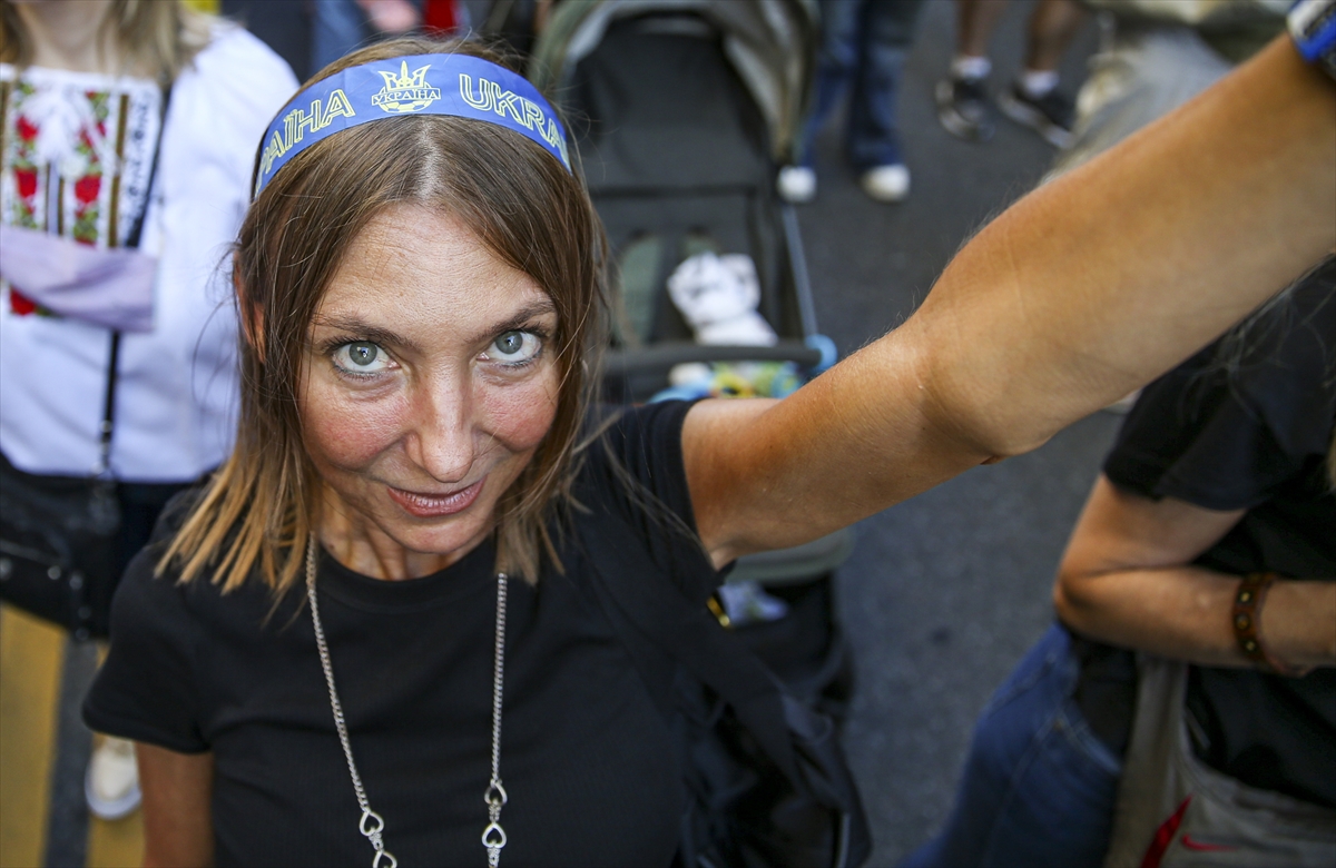 Arjantin'de yüzlerce kişi Ukrayna'ya destek olmak için yürüdü