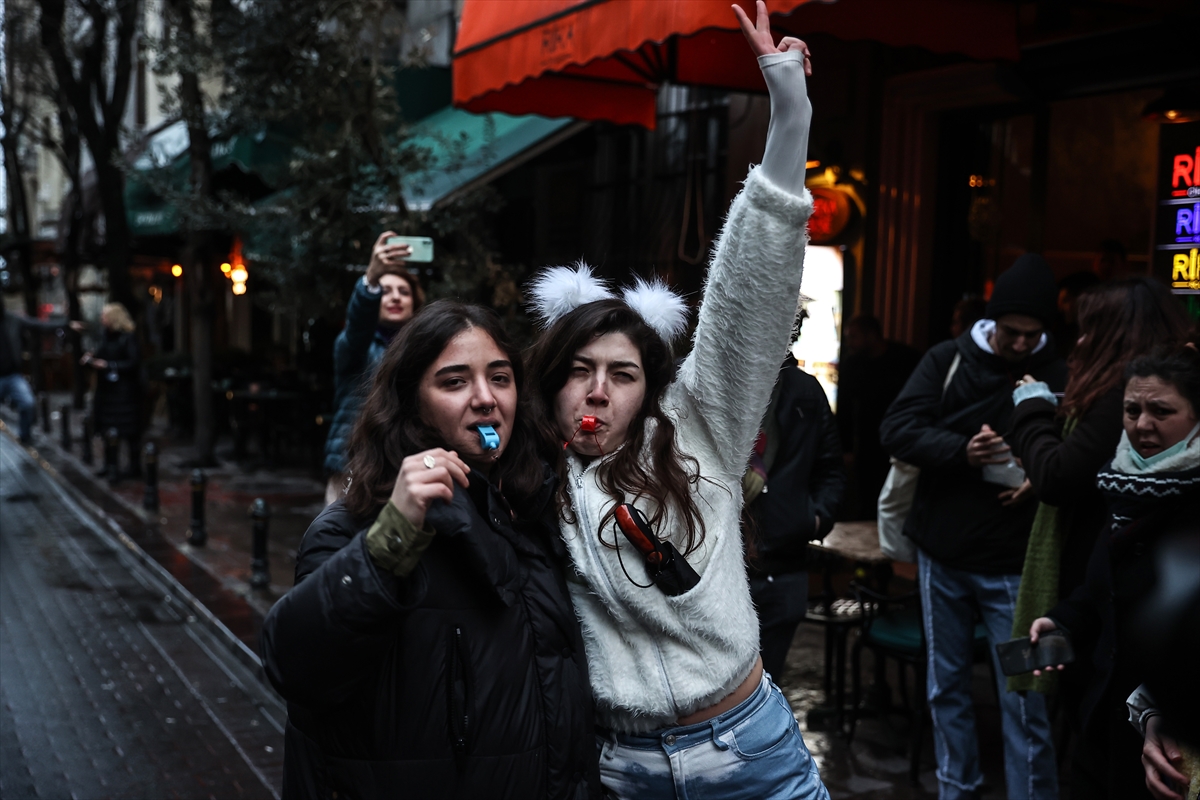 Beyoğlu'nda izinsiz Dünya Kadınlar Günü yürüyüşü önlendi