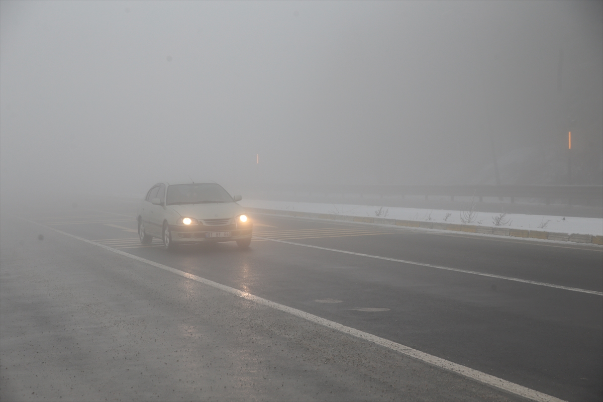 Bolu Dağı'nda kar ve sis etkili oluyor