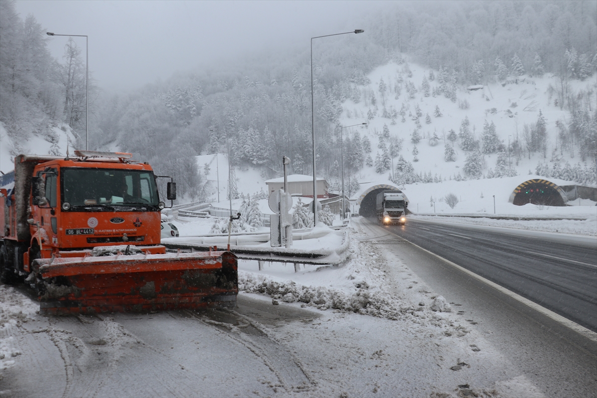 Bolu Dağı'nda kar yağışı etkisini sürdürüyor