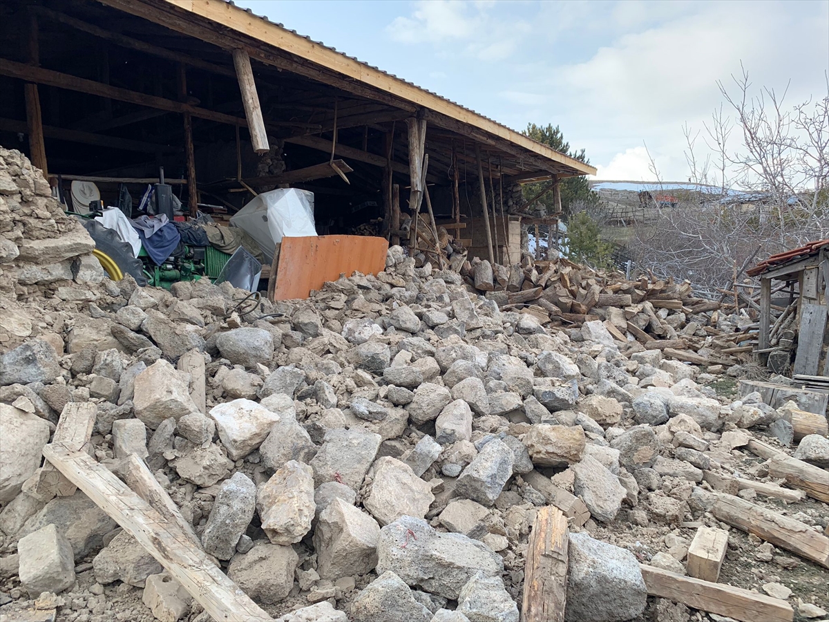 Çankırı'da toprak kayması sonucu bir ev zarar gördü, 6 ev tahliye edildi