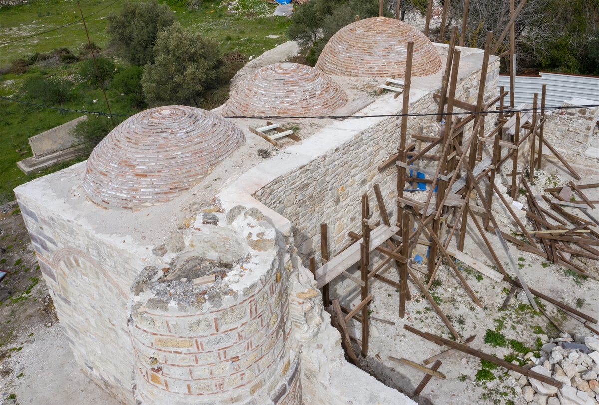 Çeşme'de 7 asırlık cami ayağa kaldırılıyor