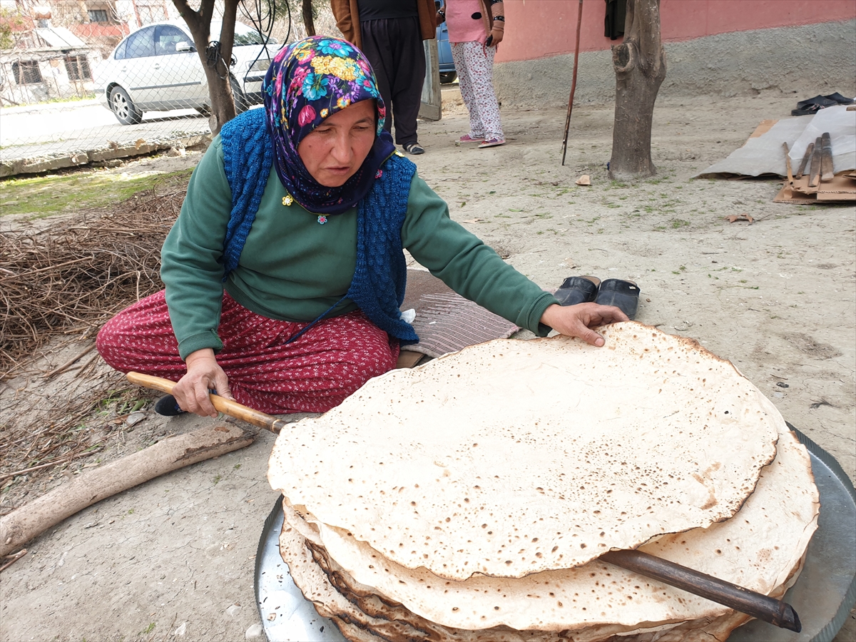 Çukurova'da kadınların ramazan öncesi yufka ekmeği mesaisi başladı