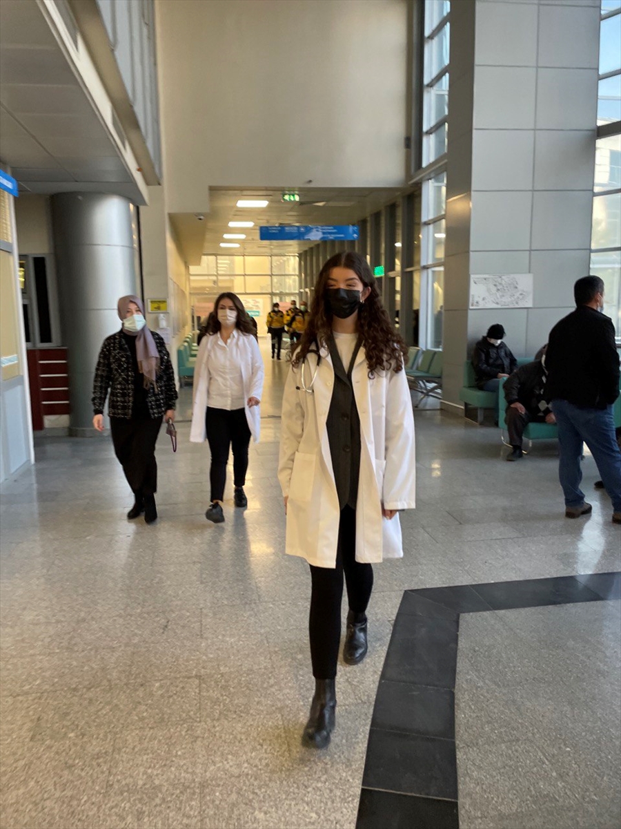 Doktor anne kız, hastaları iyileştirmek için omuz omuza mücadele veriyor