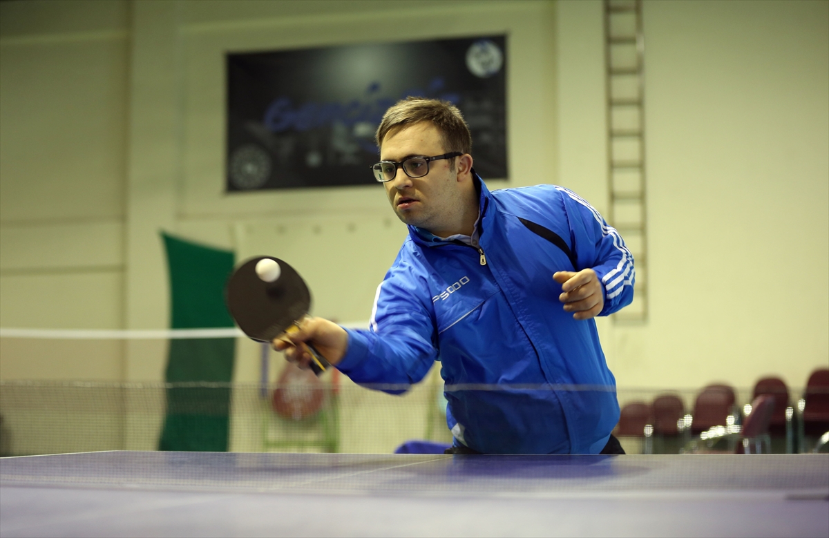 Down sendromlu genç, masa tenisinde adından söz ettirmek istiyor