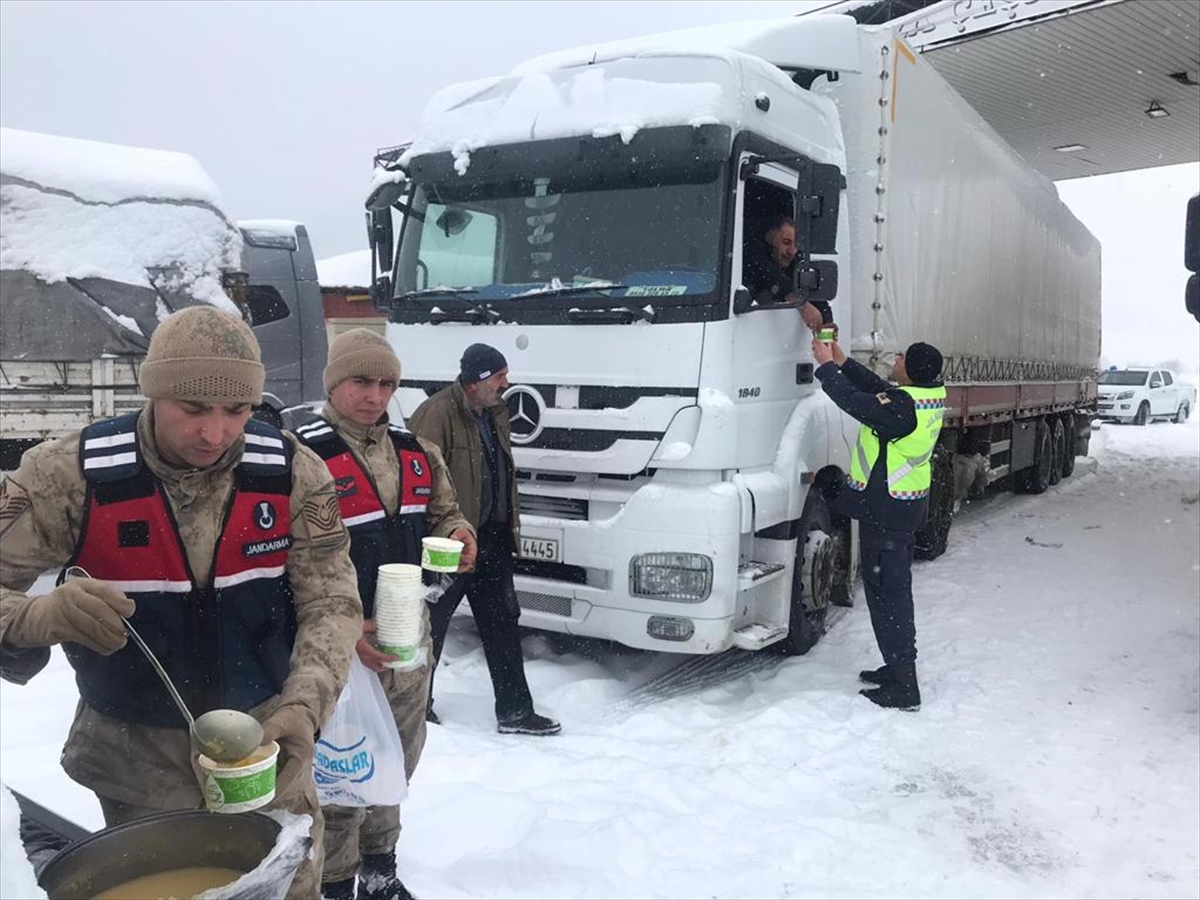 Erzincan'da kar ve tipi nedeniyle yolda kalanlara jandarma eşlerinden çorba ikramı