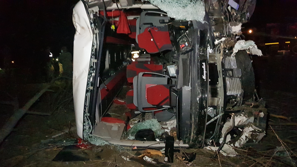 Erzincan'da yolcu otobüsü şarampole devrildi