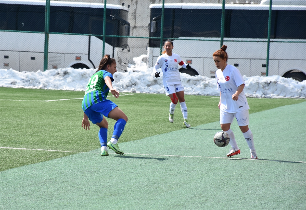 Hakkari'nin kadın “Messi”si futbol tutkusuyla dikkati çekiyor