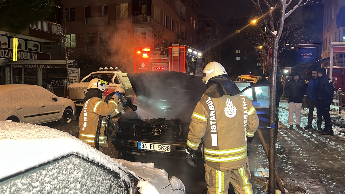 Kadıköy'de park halindeyken alev alan araç kullanılamaz hale geldi