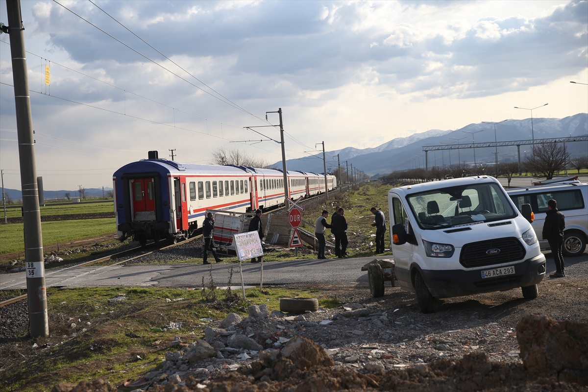 GÜNCELLEME – Kahramanmaraş'ta hemzemin geçitte trene çarpan kamyonetteki 2 kişi yaralandı