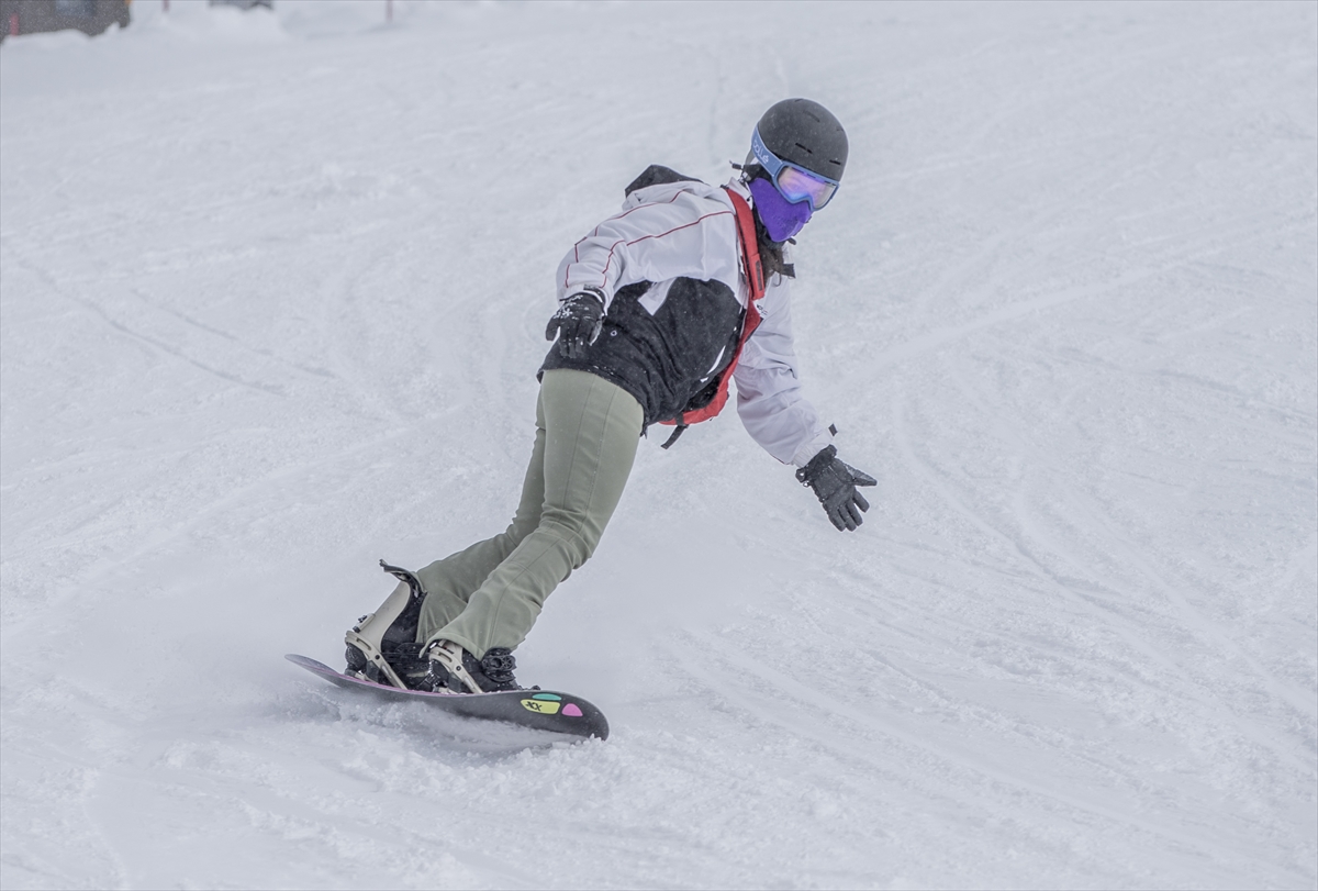 Kar kalınlığının 177 santimetre ölçüldüğü Palandöken'de kayak heyecanı sürüyor