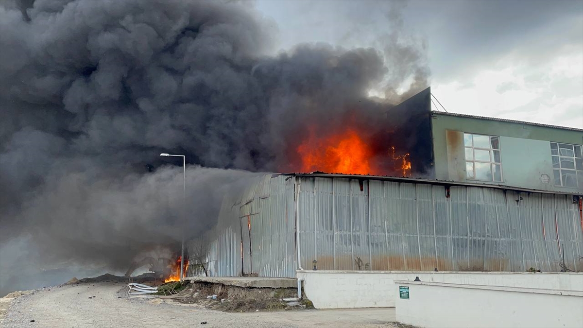 Karabük'te fabrika yangınına müdahale ediliyor