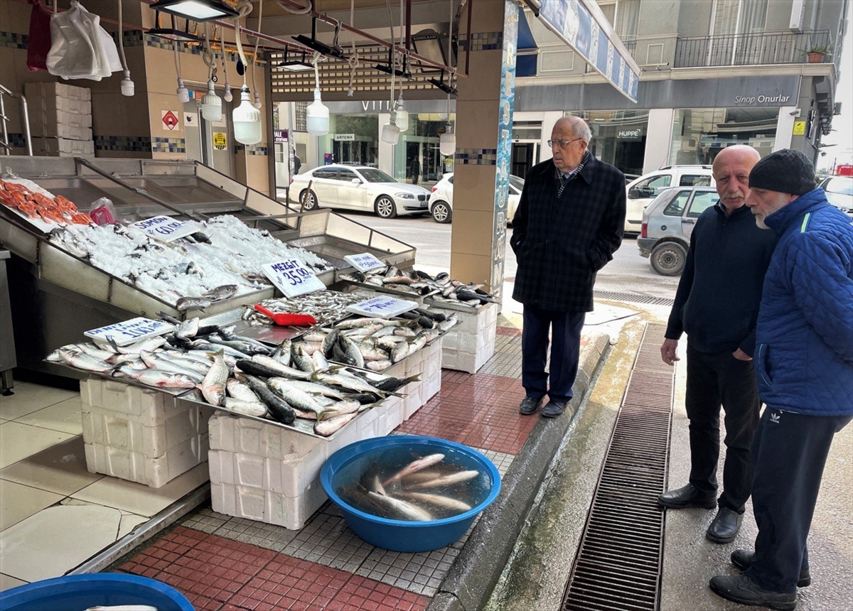 Karadeniz'deki kötü hava koşulları balıkçılığı olumsuz etkiledi