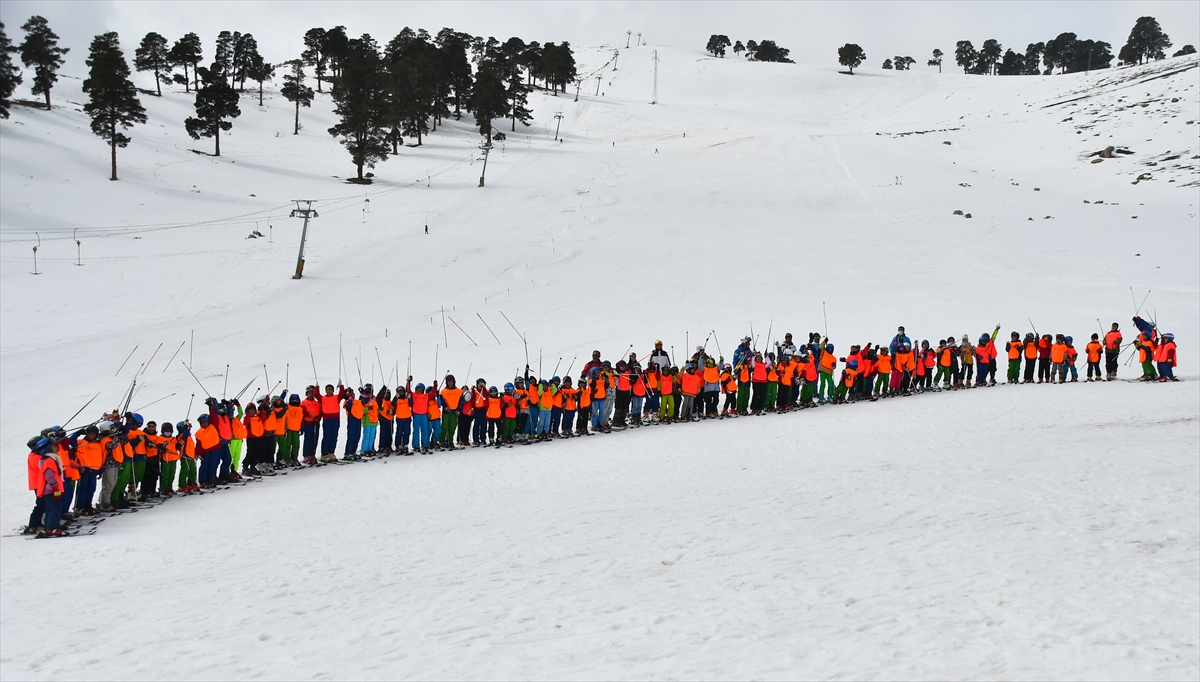 Maddi durumu iyi olmayan ailelerin yetenekli çocukları kayak sporuna kazandırılıyor