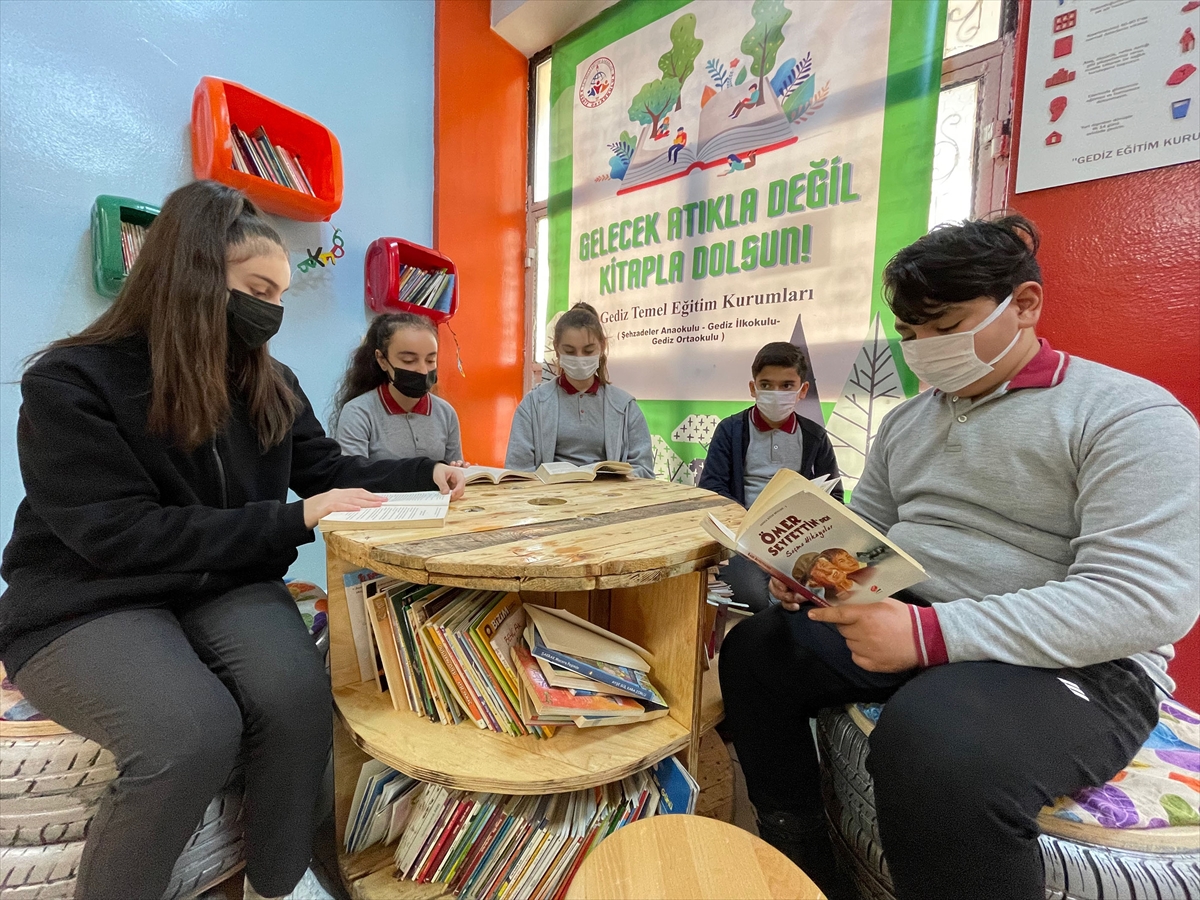 Manisa'da ortaokul öğrencileri atık malzemeden kütüphane kurdu