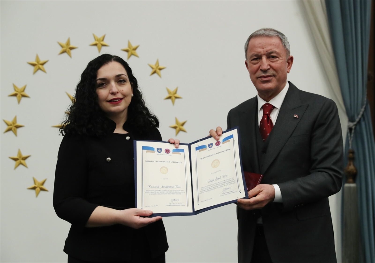 Milli Savunma Bakanı Akar'a Kosova Cumhurbaşkanlığı Askeri Madalyası tevcih edildi