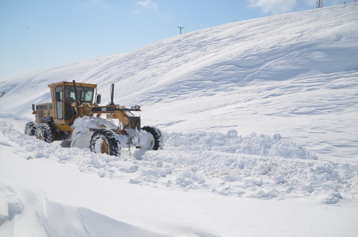Muş'ta atlı kızaktan düşen vatandaşa ulaşan ekipler yoğun kara rağmen hastaneye ulaştırdı